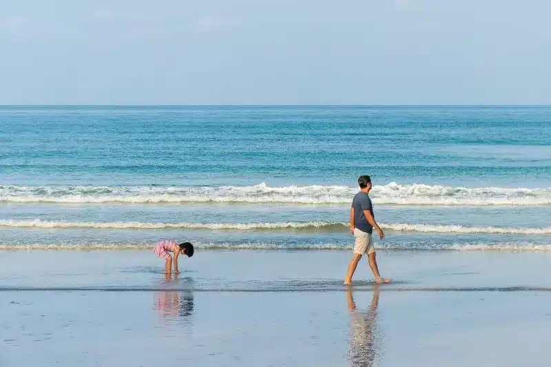 a picture of a father and child for the article titled 'narcissistic fathers and their daughters'